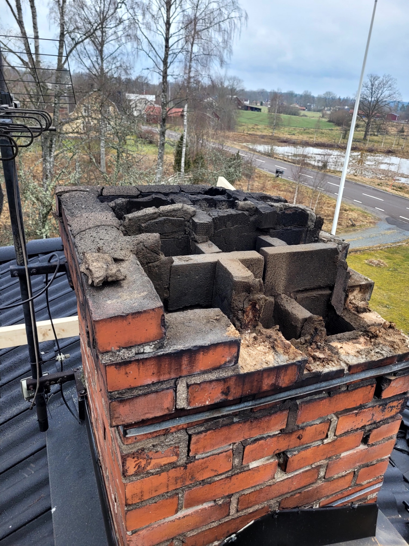 Skadad skorsten innan renovering, exempel på arbete för Distac AB